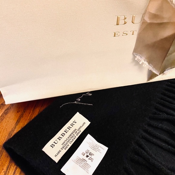 BURBERRY Signature Fringe Scarf - Picture 2 of 3